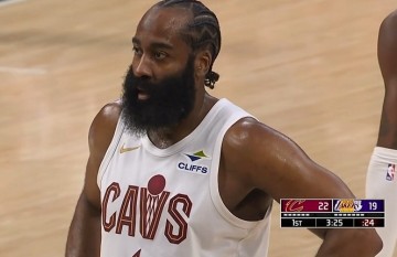 APP下载-着了你的道！八村塁防守时手臂高举 哈登瞅准时机挂到造三分犯规